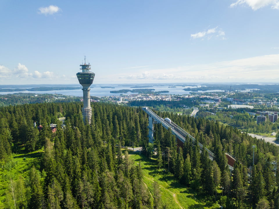 Maisemakuva Kuopion näkötornista ja hyppyrimäestä.