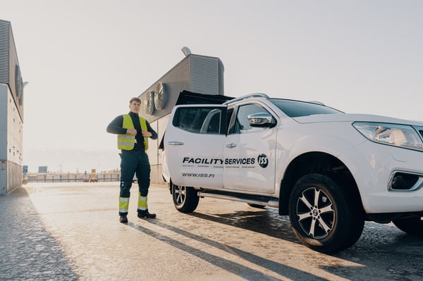 ISS:n vartija heijastinliivissä nousemassa työautosta Helsinki-Vantaan lentokentällä.