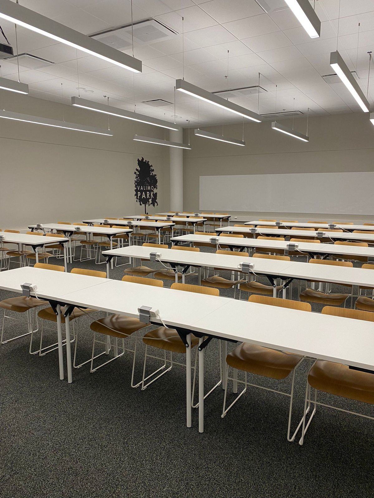 Valimo Parkin koulutustila luokkamuodossa, pitkiä pöytiä rivissä tuoleineen.