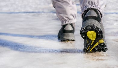 Hei jalankulkija, pysy pystyssä ja huolehdi näkyvyydestäsi! // Pedestrian: be ready for slippery conditions!