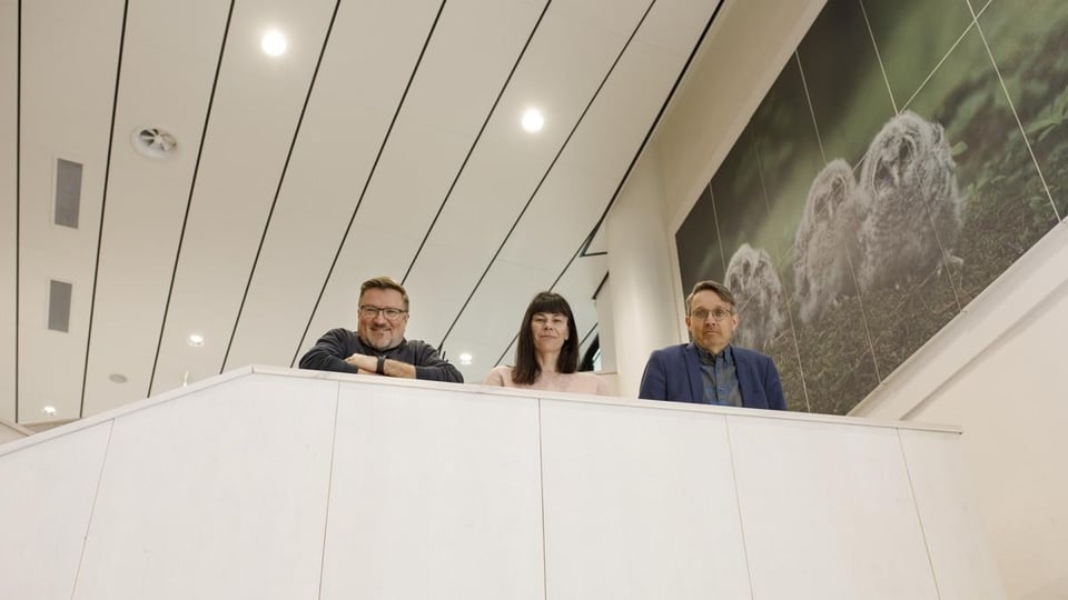 Jyväskylän Tilapalvelun yhteyshenkilöt rivissä porraskaiteen takana.