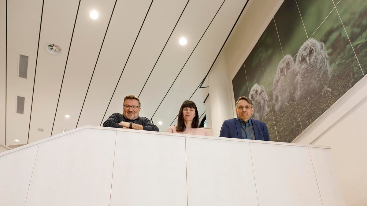 Jyväskylän Tilapalveluiden Petteri Kontro nojaamassa kaiteeseen yhdessä ISS:n yhteyshenkilöiden Eila Aholaisen ja Mika Nuoran kanssa.