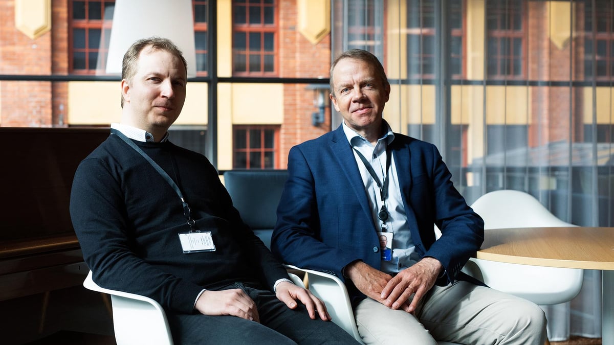 ISS:n Tuukka Laukkanen ja Nordean Mika Liukku istumassa vierekkäin.