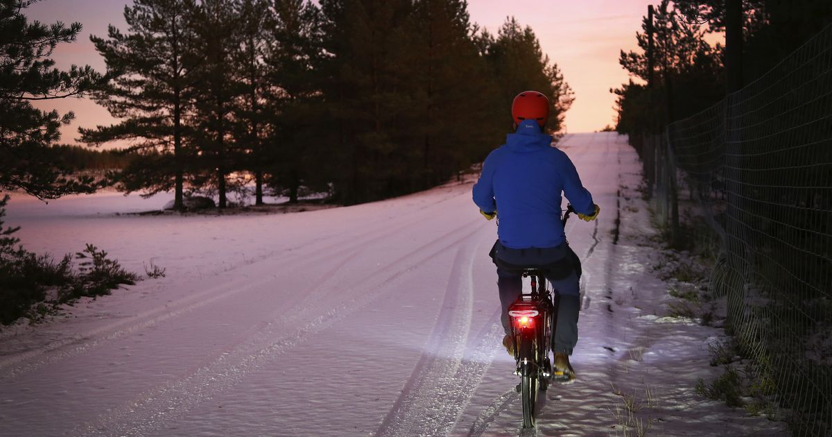 Talvipyöräilijä, muista varautua talvisiin ajokeleihin oikein / Cyclist, be ready for slippery conditions!