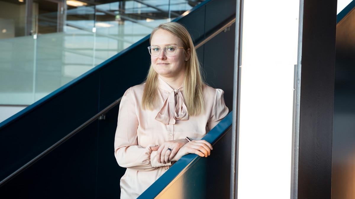 Danske Bankin Hanna Koskinen seisomassa portaikossa.