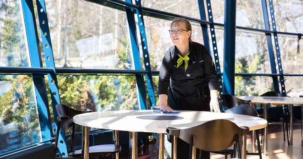 Kassatarjoilijan töistä Helsingistä siivoustyökeikalle Kemiin: “Autetaan siellä, missä on kiirettä ja töitä tarjolla”