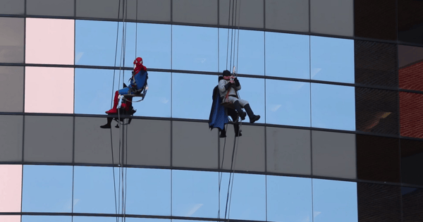 Supersankarit yllättivät pienet potilaat – katso video