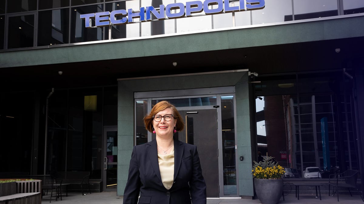  Salla Brunou Technopoliksen rakennuksen oven edessä.