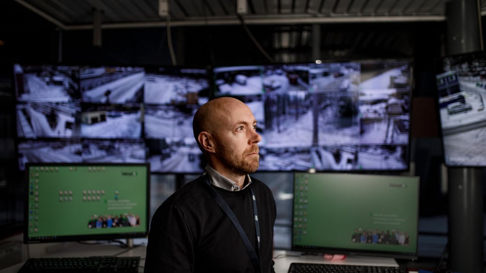 ISS:n työntekijä valvomossa monitorien edessä.