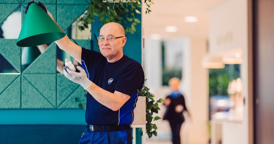 ISS:n työntekijä vaihtamassa lamppua.