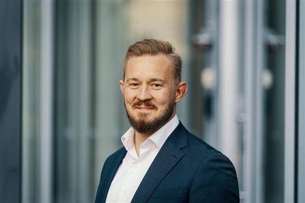 Piirivartijasta tekoälyn sanansaattajaksi – Samin urapolku yhdistää teknologian ja ihmiset