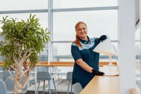 Yrityssiivous: Kuinka toimivat siivouspalvelut edistävät viihtyisän ja tehokkaan työympäristön luomista