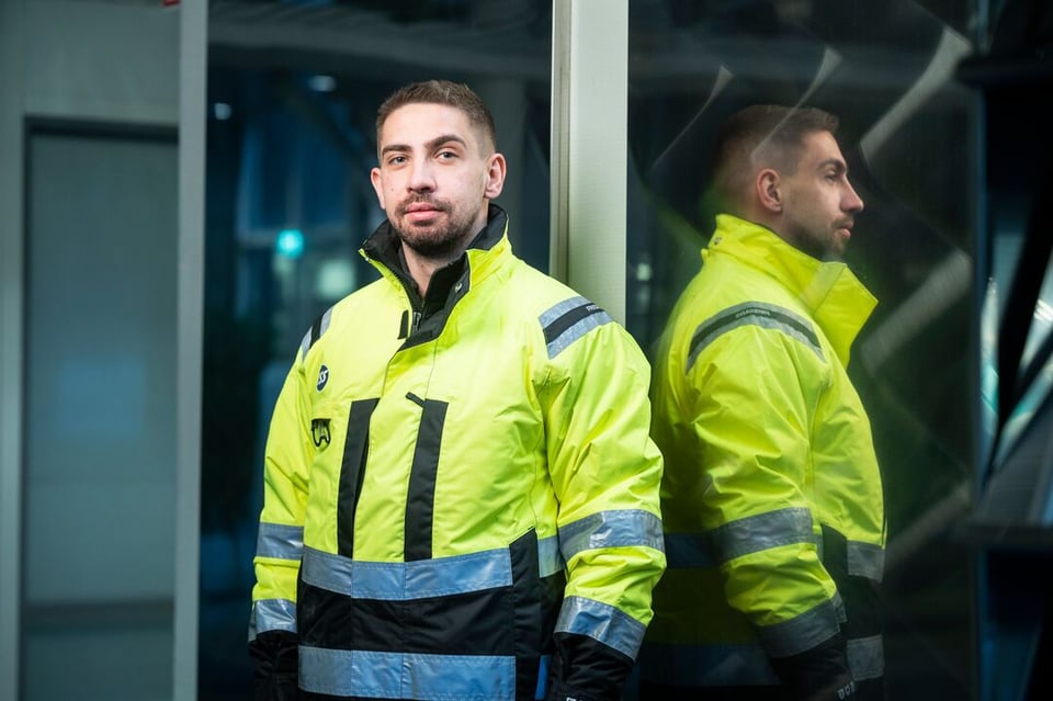 ISS:n työntekijä teknisten palvelujen työasussa.