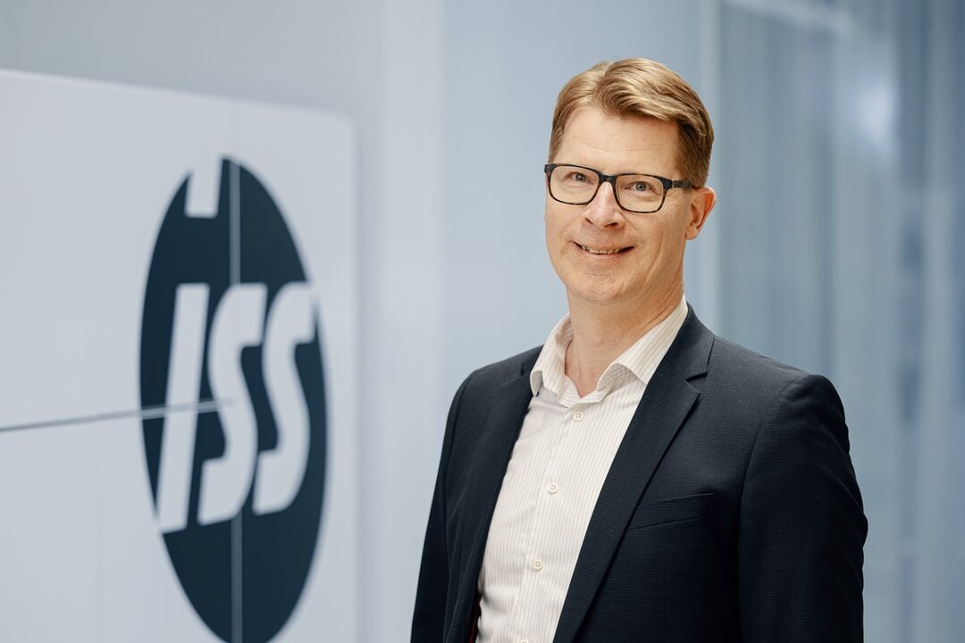 ISS:n Veijo Pitkäniemi, taustalla ISS logo.