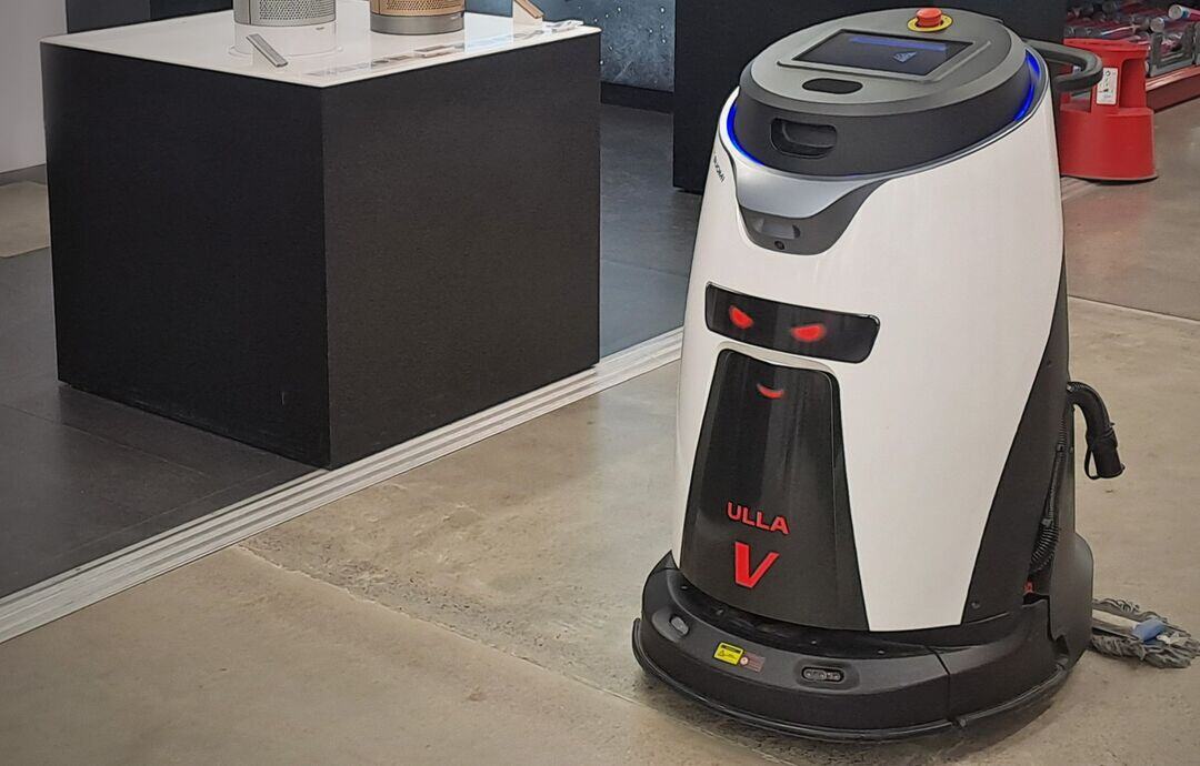 Suomea ei saada tulevaisuudessa siivottua ilman robotteja – Ulla ja Seppo ahertavat jo Jätkäsaaressa