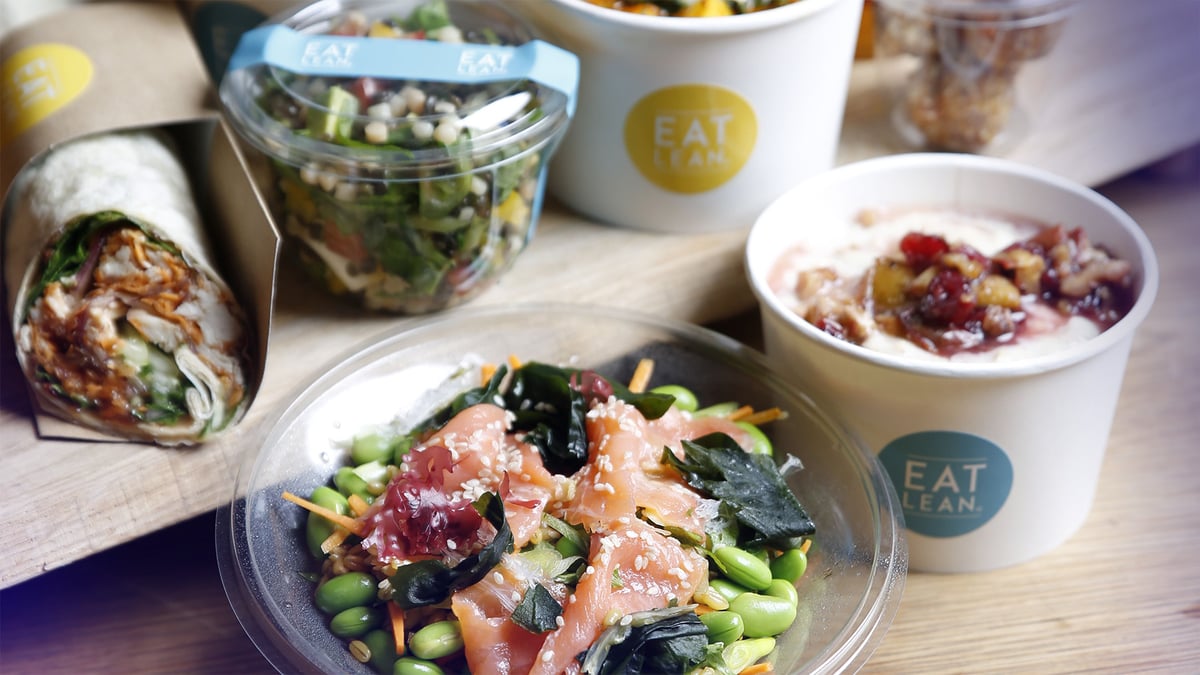 ISS:n Grab&Go-kaupan take away-tuotteita pakkauksissa. Esillä salaattiannoksia ja wrappeja.