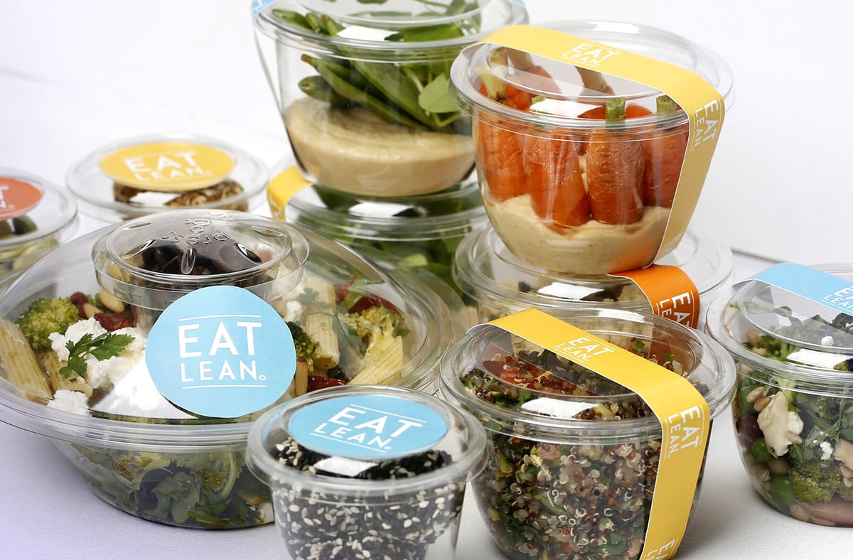  ISS:n Grab&Go-kaupan take away-tuotteita pakkauksissa, esillä salaattiannoksia.