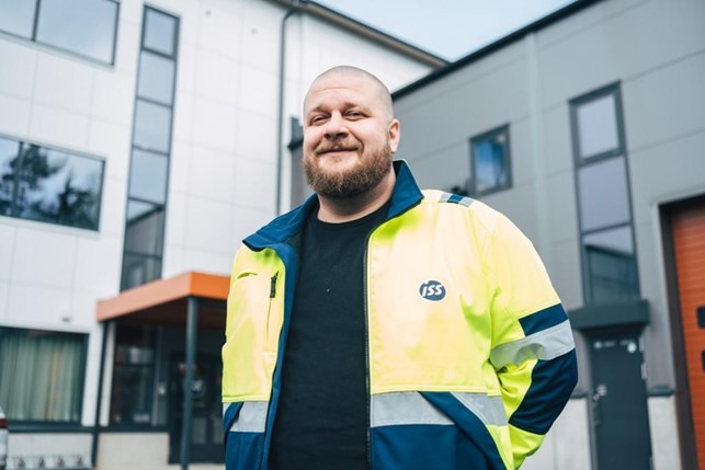 ISS:n talotekniikan palvelupäällikkö Toni Uusitalo ISS:n toimiston edessä.