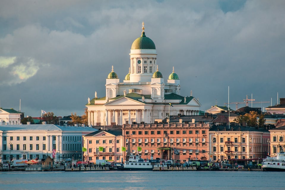 Helsingin tuomiokirkko, edustalla rakennuksia ja kauppatori.