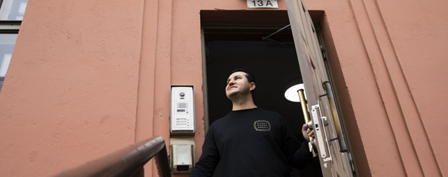 Startup Refugeesin Oleksandr Puzyrny avaamassa ovea.