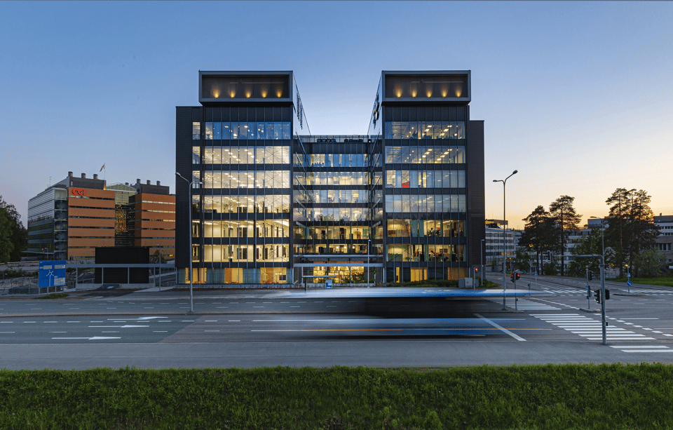 Ultimes Business Gardenin rakennus ulkoapäin kuvattuna.