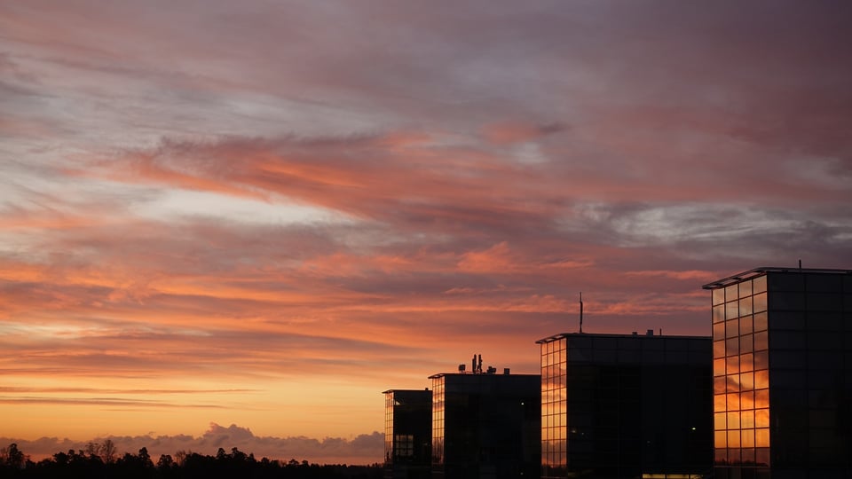 Toimistorakennuksia Espoossa, taustalla auringonlasku.